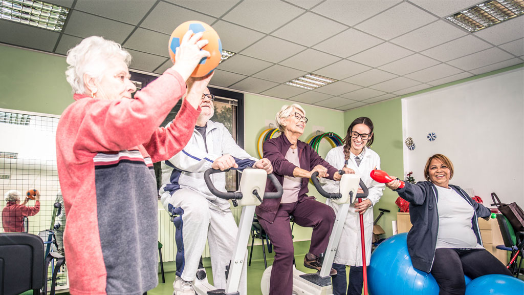 Personne âgée participant à une activité collective, lien social seniors